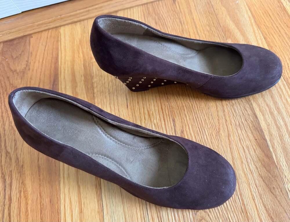 Aerosoles Brown Suede Studded Wedge Pumps Size 9 - 3in wedge - Picture 5 of 5